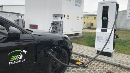 La nueva electrolinera de Porsche es tan rápida como sus coches: 100 km de autonomía en tres minutos