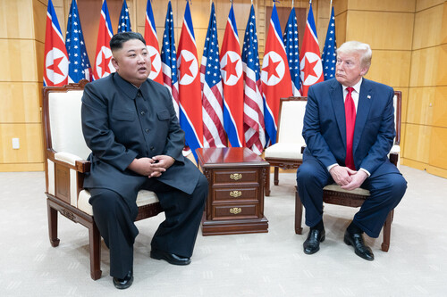 Kim Jong-un y Donald Trump durante su encuentro en la zona desmilitarizada de la península de Corea en 2019