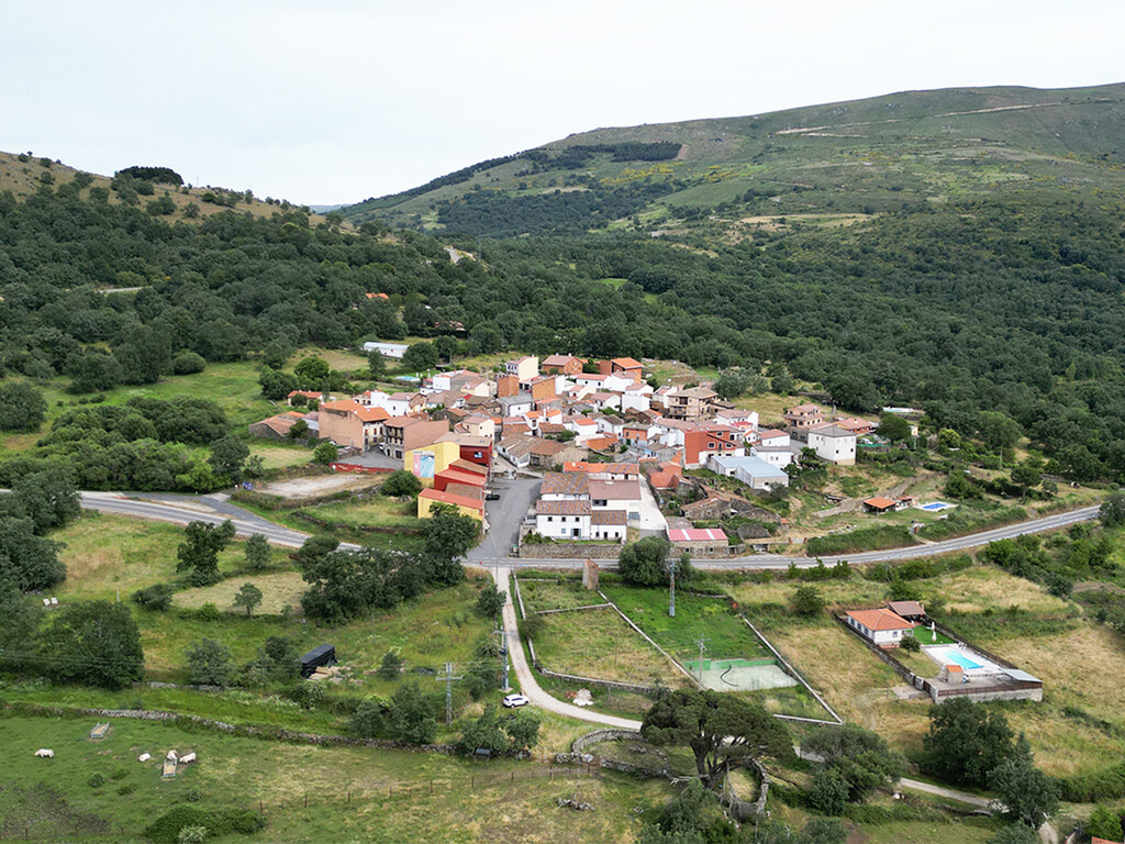 Es un destino de nieve en Salamanca, pero es el pueblo perfecto para hacer senderismo y dormir tapado en verano