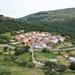 Es un destino de nieve en Salamanca, pero es el pueblo perfecto para hacer senderismo y dormir tapado en verano 