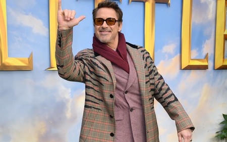 Robert Downey Jr. le da un giro al print de cebra con su look para la premiere de 'Dolittle'