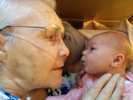 El precioso instante en el que una mujer de 92 años conoce a su bisnieta de solo 2 días