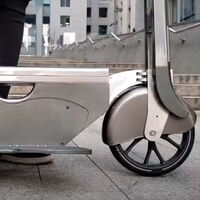 ¡A la conquista de la ciudad! Así es el patinete eléctrico plegable que se puede guardar en una mochila