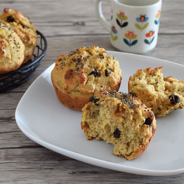 Esta receta práctica de magdalenas de plátano sin azúcar se pueden hacer en la freidora de aire directas para el desayuno 