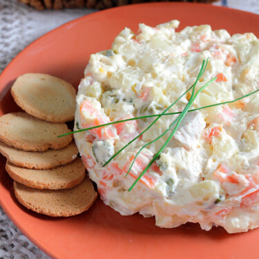 Receta fácil de la ensaladilla de pollo rumana o ensalada biof