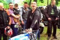 Enésimo cabezabuque haciendo barbacoa en una concentración