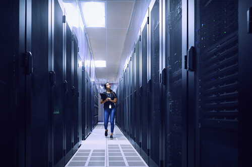 mulher dentro de um datacenter. Cre´ditos: banco de imagens