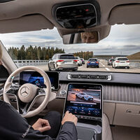 Tesla contra Mercedes-Benz: qué diferencia la conducción autónoma nivel 2 del Model S y la nivel 3 del Clase S