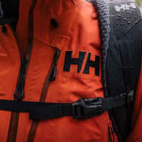 Acaba de aterrizar en las rebajas de Helly Hansen la chaqueta polar más calentita del invierno y está por menos de 45 euros  