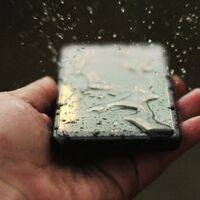 Se acabaron los problemas con la pantalla del móvil mojada. Crean una tecnología que permite utilizar tu smartphone mientras llueve