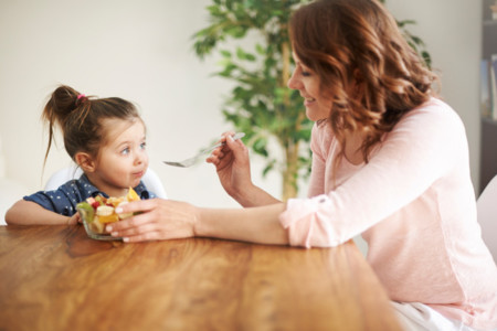 Ni limitar la comida ni obligar a comer ayuda a los niños a cuidar su salud