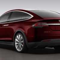 Tan inocente que se ve... El Tesla Model X es tan rápido como un Lamborghini Huracán