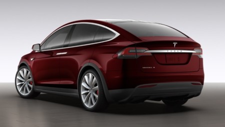 Tan inocente que se ve... El Tesla Model X es tan rápido como un Lamborghini Huracán