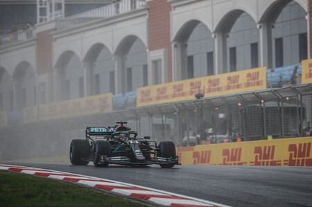 Lewis Hamilton lidera la lección de los veteranos bajo la lluvia en Turquía para sentenciar su séptimo mundial