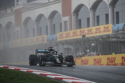 Lewis Hamilton lidera la lección de los veteranos bajo la lluvia en Turquía para sentenciar su séptimo mundial