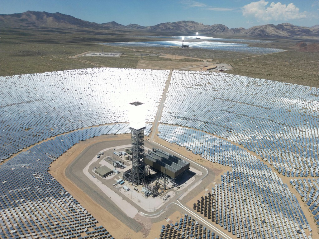 Las plantas termosolares son una ruina, así que ahora tienen dos trabajos: generar energía de día y cazar asteroides de noche