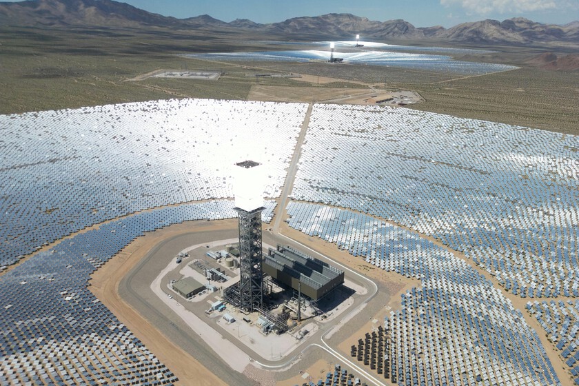 Las plantas termosolares son una ruina, así que ahora tienen dos trabajos: generar energía de día y cazar asteroides de noche