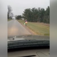 Un padre castiga a su hija a ir caminando bajo la lluvia al colegio por hacer bullying y lo publica en redes