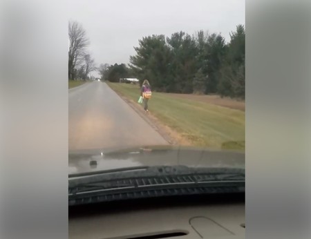 Un padre castiga a su hija a ir caminando bajo la lluvia al colegio por hacer bullying y lo publica en redes