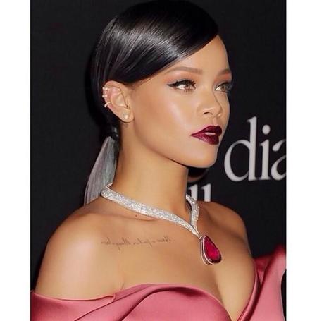 El día que Rihanna se vistió de largo y brilló como nunca en su gala benéfica