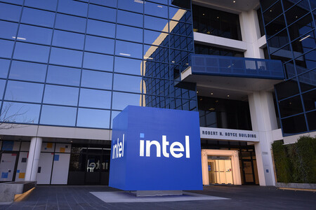 Entrada principal do edifício Robert N. Noyce, sede central da Intel em Santa Clara, Califórnia