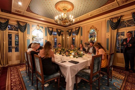 El restaurante de Disneyland que cobra 1.250 dólares el cubierto: champán, caviar y lujo en la tierra de Mickey