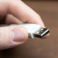 Tu móvil carga lento en el PC o la tele y es normal: quizá usas el puerto incorrecto. Guía rápida de los colores USB y su potencia