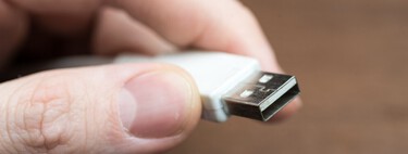 Tu móvil carga lento en el PC o la tele y es normal: quizá usas el puerto incorrecto. Guía rápida de los colores USB y su potencia