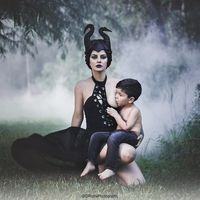 El autorretrato de Maléfica amamantando a su hijo de tres años que transmite un potente mensaje sobre la lactancia materna