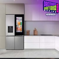 Refrigerador con enorme ventana al interior y sección para enfríar rápido. Puede hacer hielos en forma de cubo  