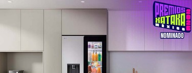 Refrigerador con enorme ventana al interior y sección para enfríar rápido. Puede hacer hielos en forma de cubo  