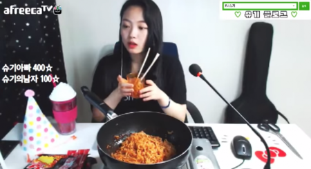 Ver a jovencitas cenando, sólo cenando, el fenómeno que triunfa en Corea