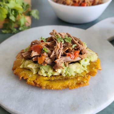 Patacón pisao, receta tradicional colombiana con carne desmechada 