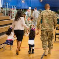 La niña que se saltó el protocolo militar para abrazar a su padre 