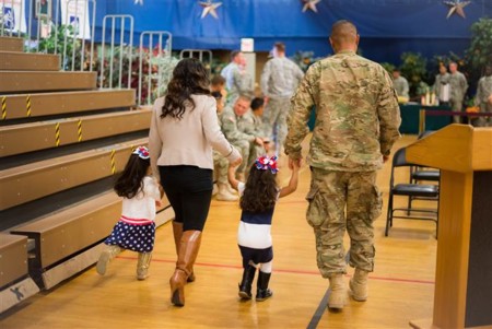 La niña que se saltó el protocolo militar para abrazar a su padre