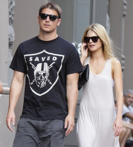 Josh Hartnett se pasea con su modelo noruega