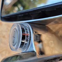 Houve uma época em que ter um termômetro no carro era um verdadeiro luxo: engenhosa invenção no espelho retrovisor resolveu esse problema 