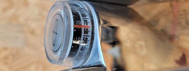 Houve uma época em que ter um termômetro no carro era um verdadeiro luxo: engenhosa invenção no espelho retrovisor resolveu esse problema 