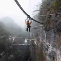 China está tan obsesionada con fomentar el turismo que sus montañas rusas ya parecen de mentira. Sentirte Indiana Jones en Guizhou es el mejor ejemplo 