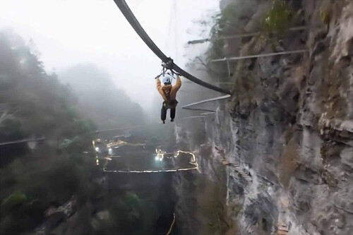 China está tan obsesionada con fomentar el turismo que sus montañas rusas ya parecen de mentira. Sentirte Indiana Jones en Guizhou es el mejor ejemplo 