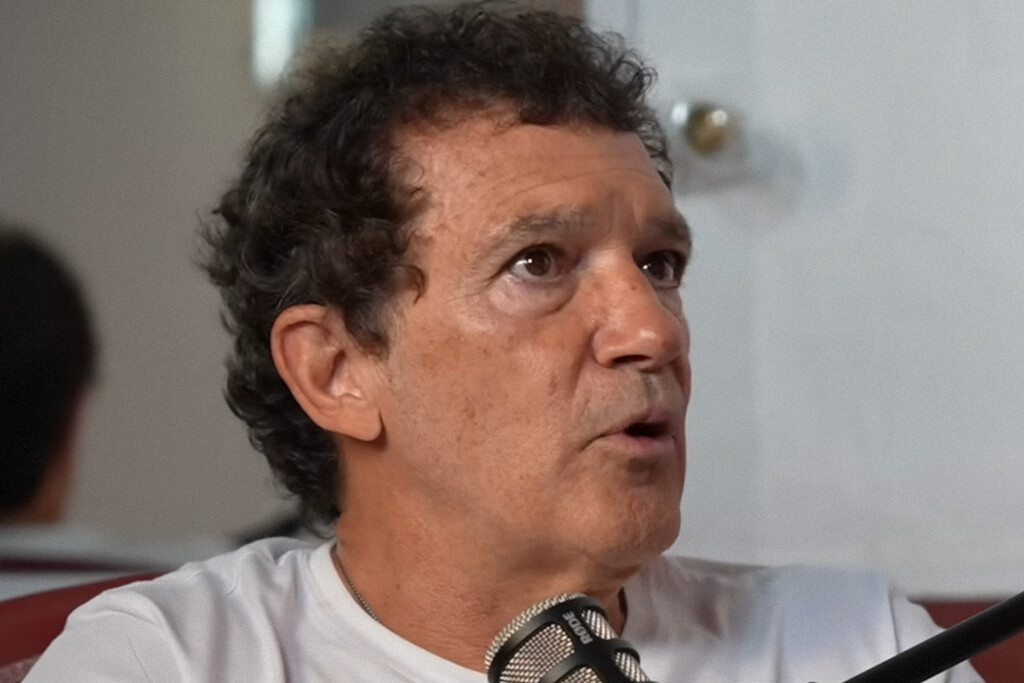 Antonio Banderas, con 65 años, sobre sus inicios en Madrid: "Mis padres reunieron 10.000 pesetas y mi madre me cosió el dinero dentro del pantalón por si me robaban"
