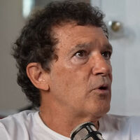 Antonio Banderas, con 65 años, sobre sus inicios en Madrid: "Mis padres reunieron 10.000 pesetas y mi madre me cosió el dinero dentro del pantalón por si me robaban" 