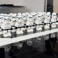 Fã de LEGO quebra dois recordes mundiais e agora transforma seu hobby em profissão; ele ganha dinheiro criando conjuntos para outras pessoas 