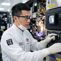 China necesita expertos en chips para sostener su guerra tecnológica con EEUU. Y Taiwán le acusa de estar robándoselos