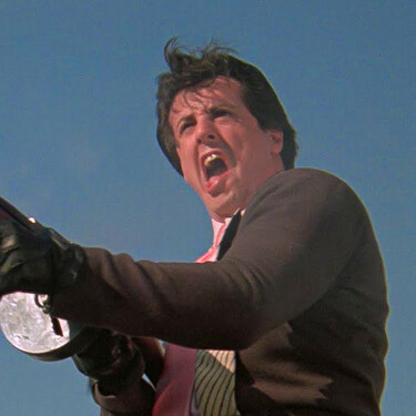 Hoy en Prime Video puedes ver una de las películas de acción más desconocidas y sangrientas de Stallone