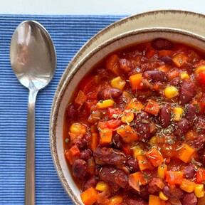 Chili sin carne: una versión versátil, nutritiva y sorprendentemente fácil de hacer del clásico tex-mex
