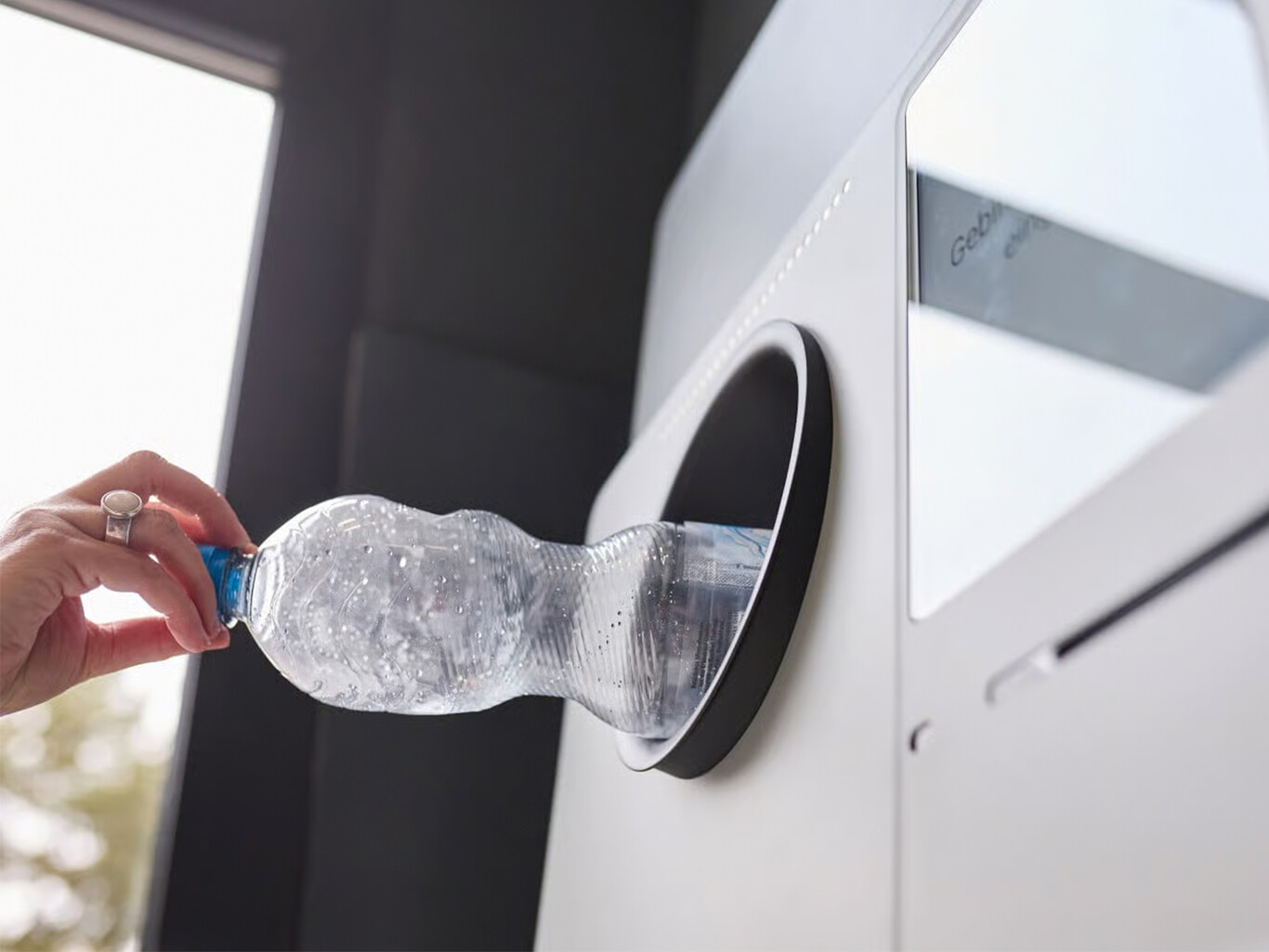 Máquina de devolución de envases en un supermercado europeo