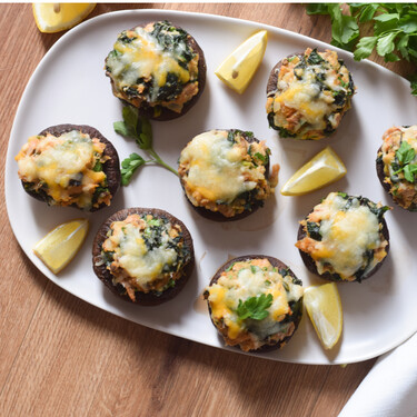 Champiñones rellenos de atún, un bocado perfecto para compartir o para una cena rápida