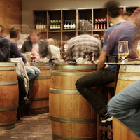 El alcohol también te está matando, pero a todo el mundo le parece bien. Y es lógico que así sea