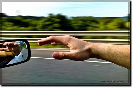 Si conduces con el brazo fuera de la ventanilla podrías tener más probabilidades de contraer cáncer